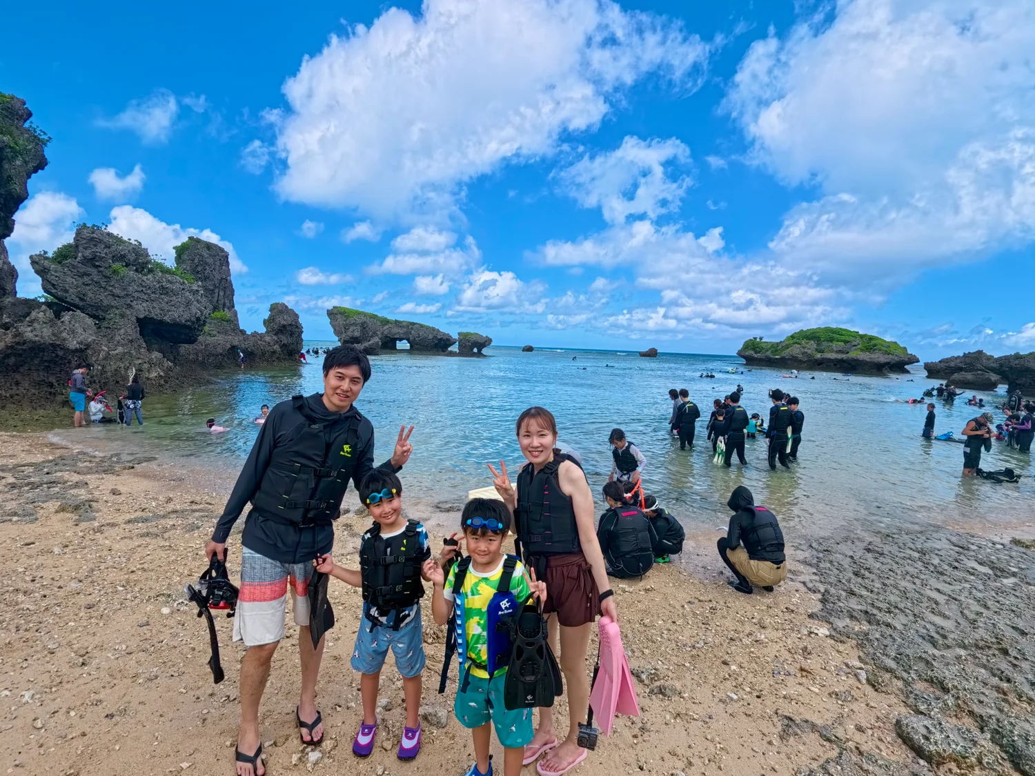 沖縄のビーチでのご家族の記念写真